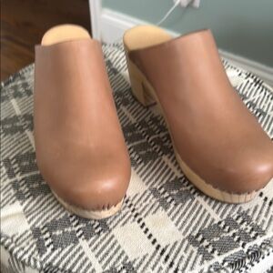 Nisolo Tan Leather Clogs